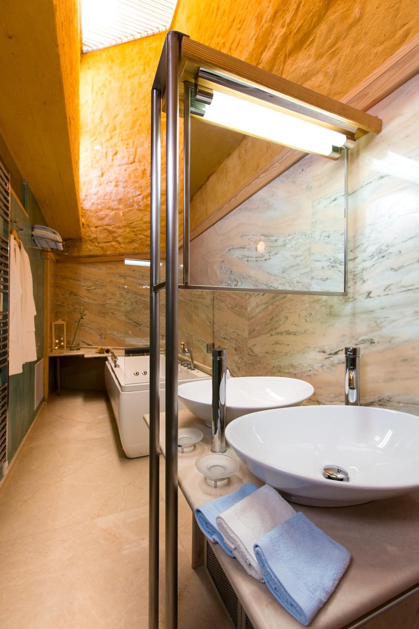 Beachfront Ravdoucha Epavlis Eleni Villa - Pool, Hot Tub, Gym, Sauna, Private Parking, Wifi Ханя Екстериор снимка