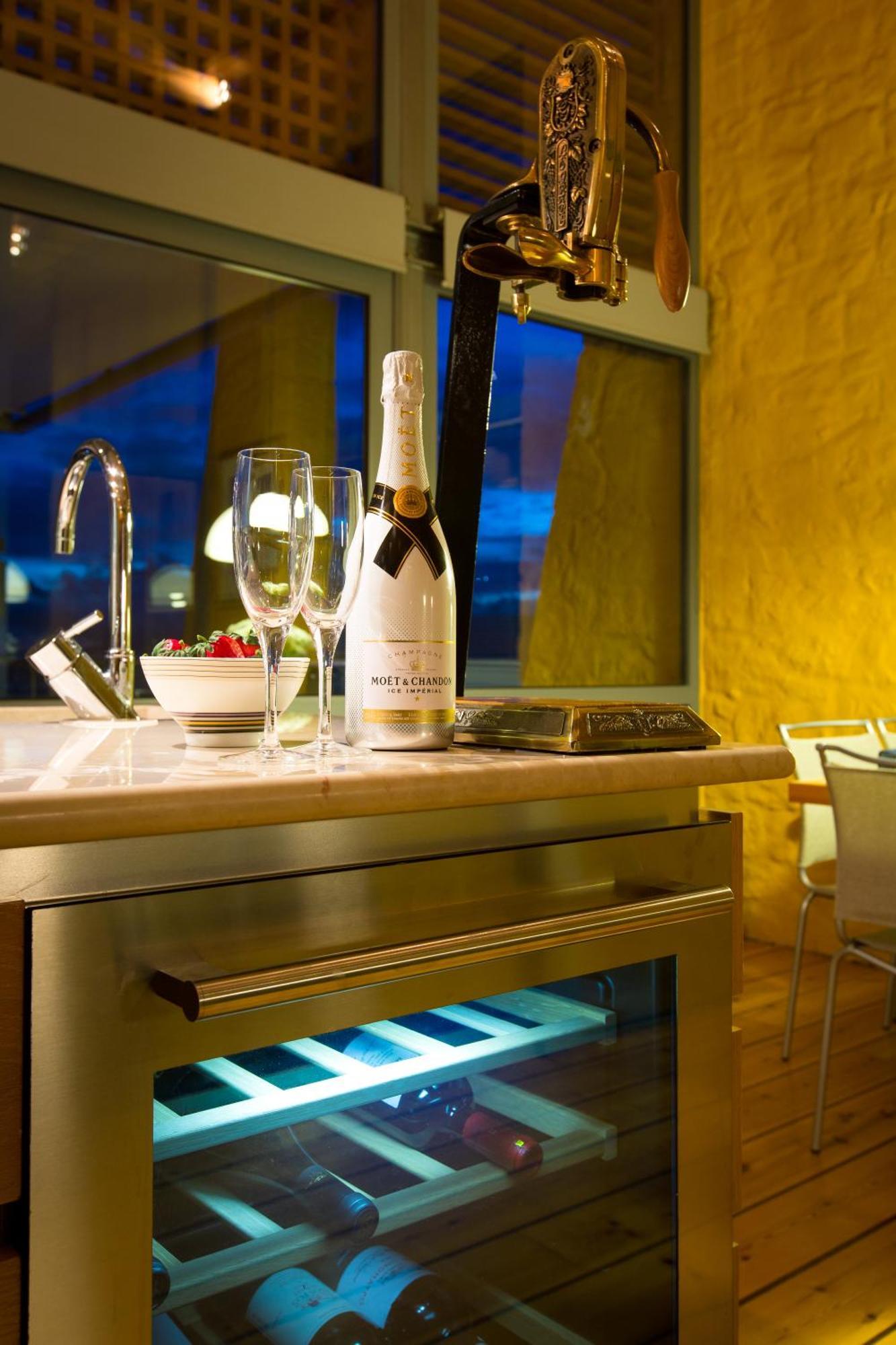 Beachfront Ravdoucha Epavlis Eleni Villa - Pool, Hot Tub, Gym, Sauna, Private Parking, Wifi Ханя Екстериор снимка