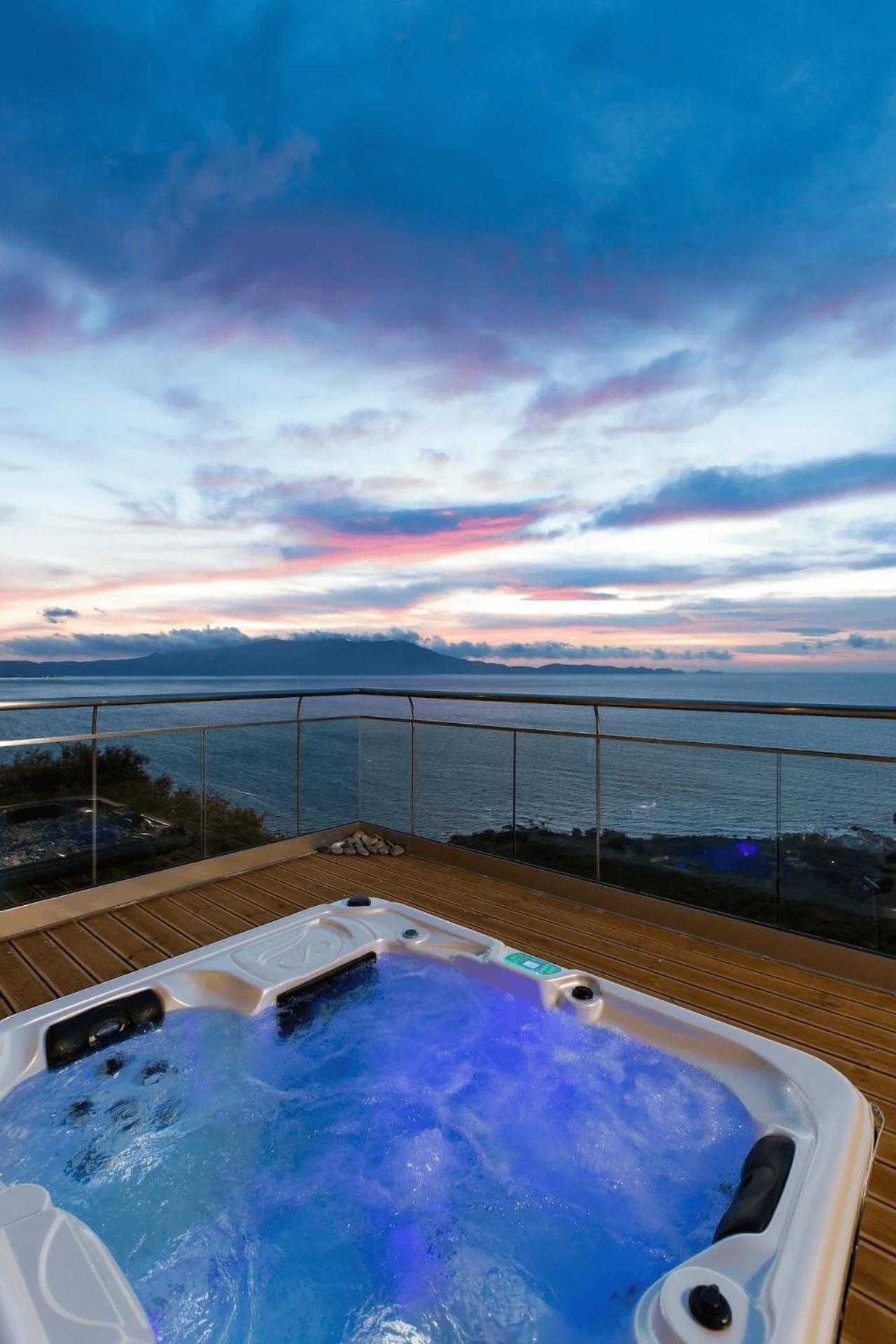 Beachfront Ravdoucha Epavlis Eleni Villa - Pool, Hot Tub, Gym, Sauna, Private Parking, Wifi Ханя Екстериор снимка